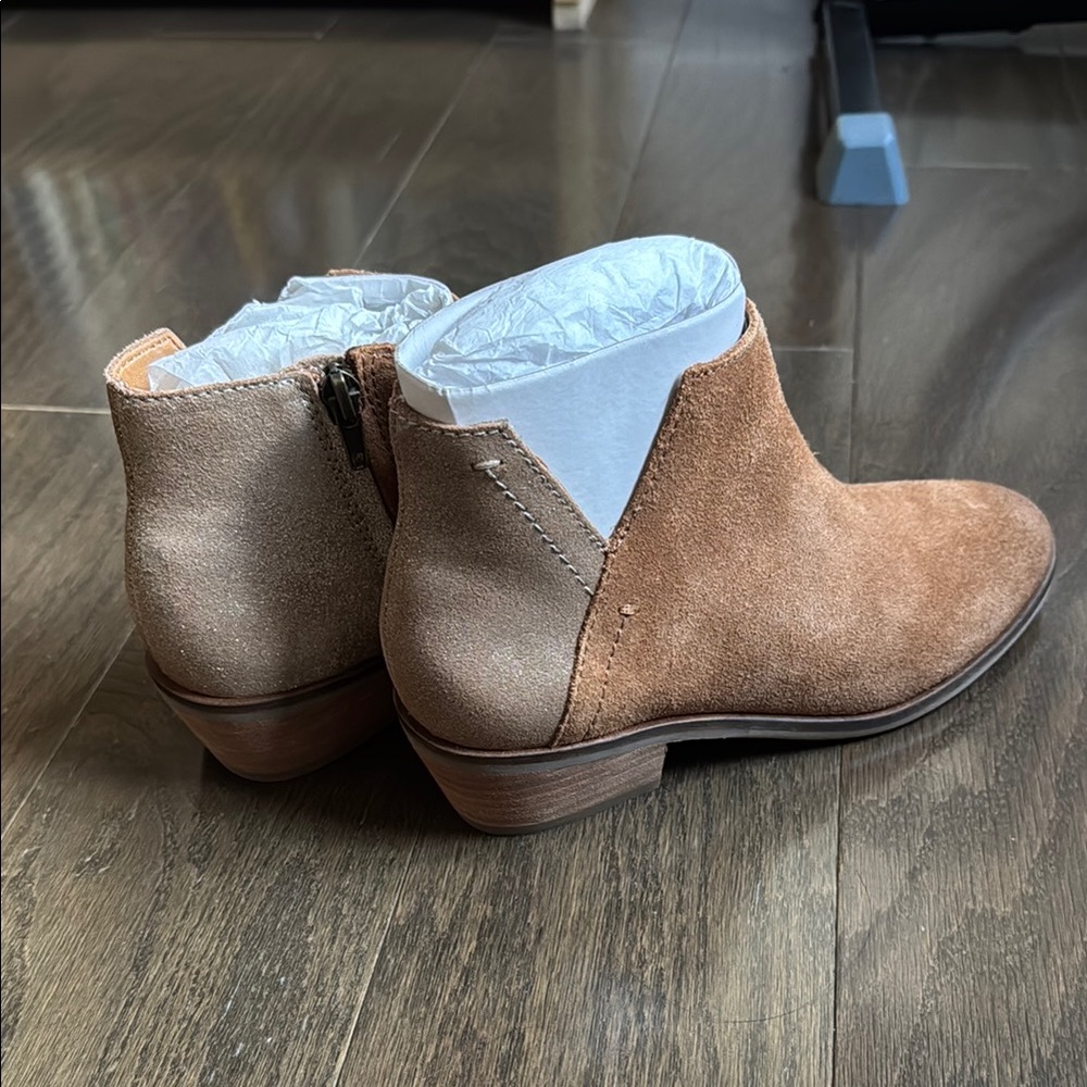 Frye & Co. suede zip ankle booties size 6M NWOT